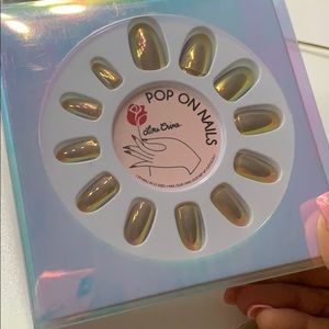 Holographic press on nail